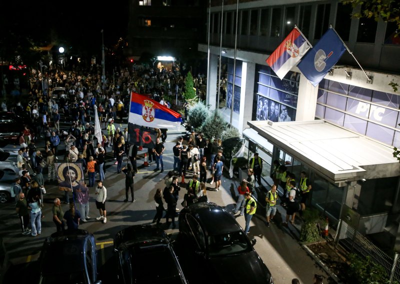Novi prosvjedi u Srbiji: Građani blokirali RTS i vikali: 'Vučiću, ostavka!'