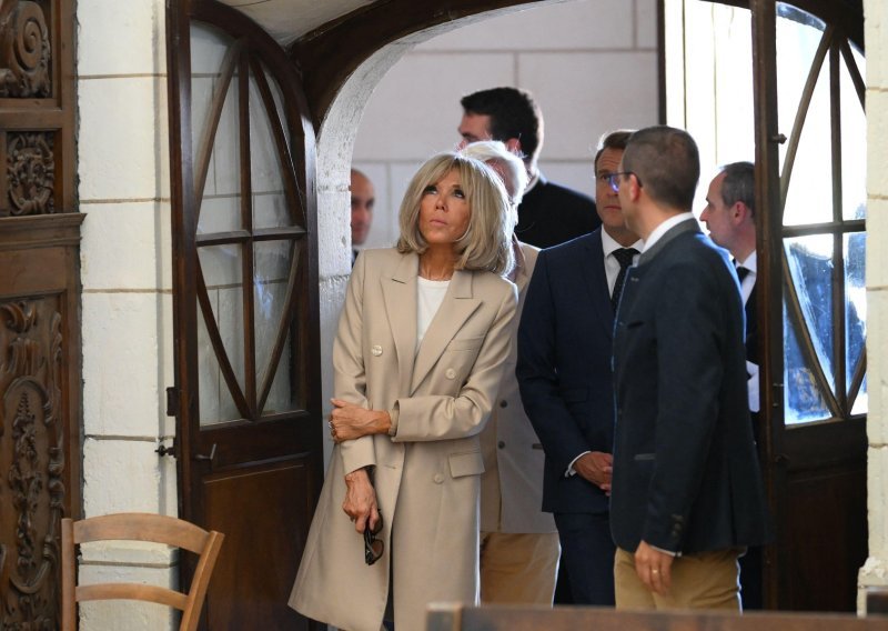 Brigitte Macron prvi put u javnosti nakon što je objavila da će dostaviti dokaze da je žena