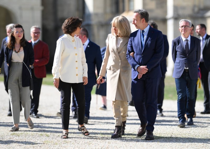 Brigitte Macron zadivila u bež stajlingu, a njezine su trendi cipele ukrale show
