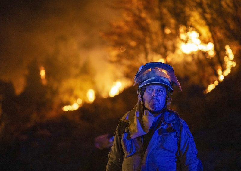 Španjolski vatrogasci i vojska bore se s požarima koji haraju zbog visoke temperature