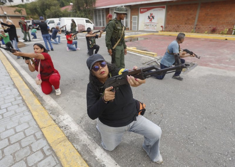 Venezuela se priprema za sukob sa SAD-om: Civile uče rukovati oružjem