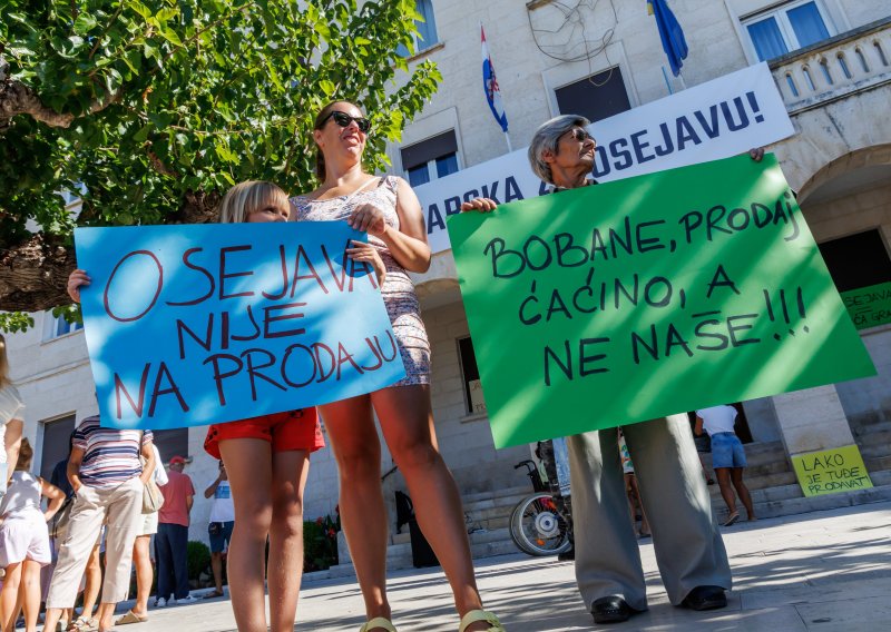 Makarani prosvjedovali zbog planirane prodaje zemljišta za izgradnju hotela