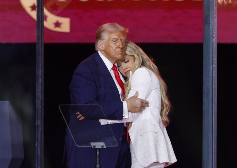 Donald Trump na prepunom stadionu tješio udovicu Charlieja Kirka pa napao radikalnu ljevicu