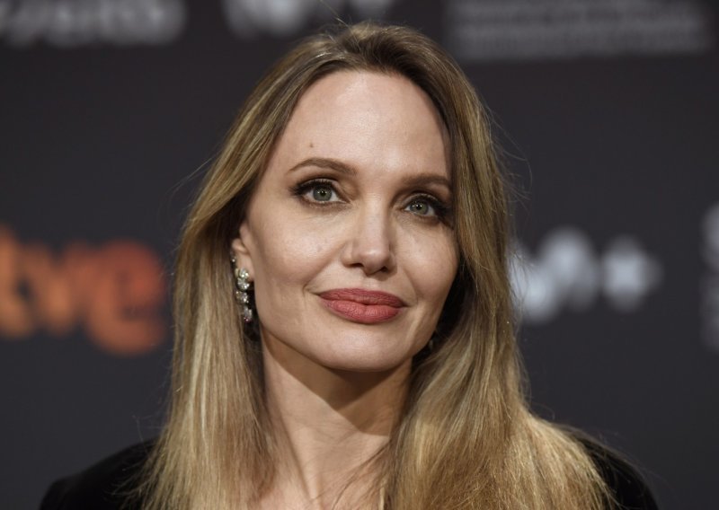 Angelina Jolie optužila Pitta da joj je posudio novac uz kamate, od njega traži 33 tisuće dolara
