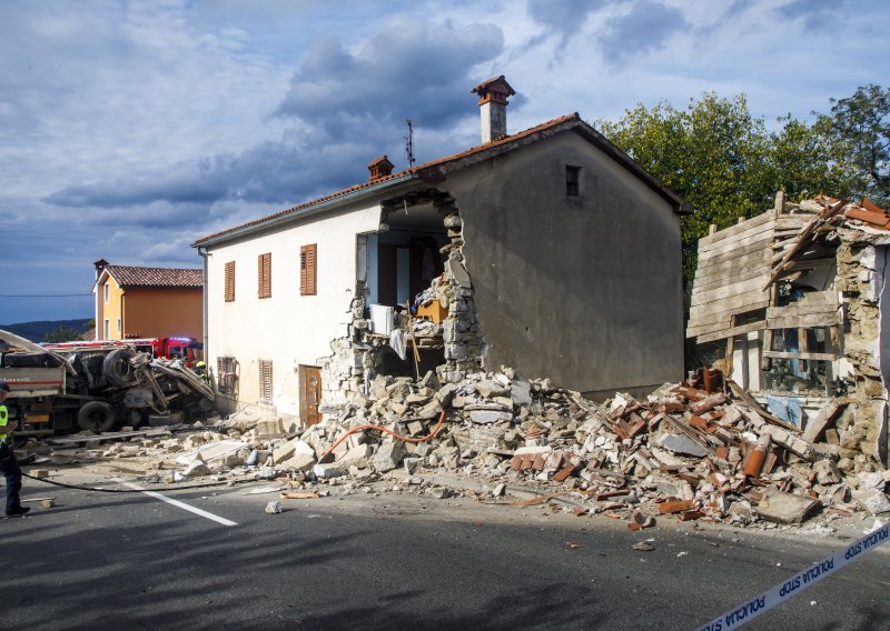 Strašna nesreća u Sloveniji: Sudarila se dva kamiona i gotovo srušila kuću