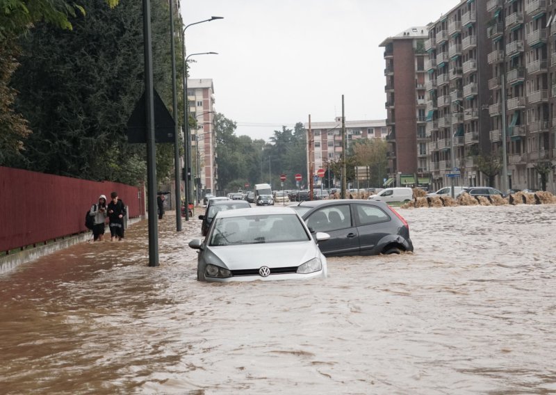 VIDEO Olujno nevrijeme poplavilo ceste na sjeveru Italije
