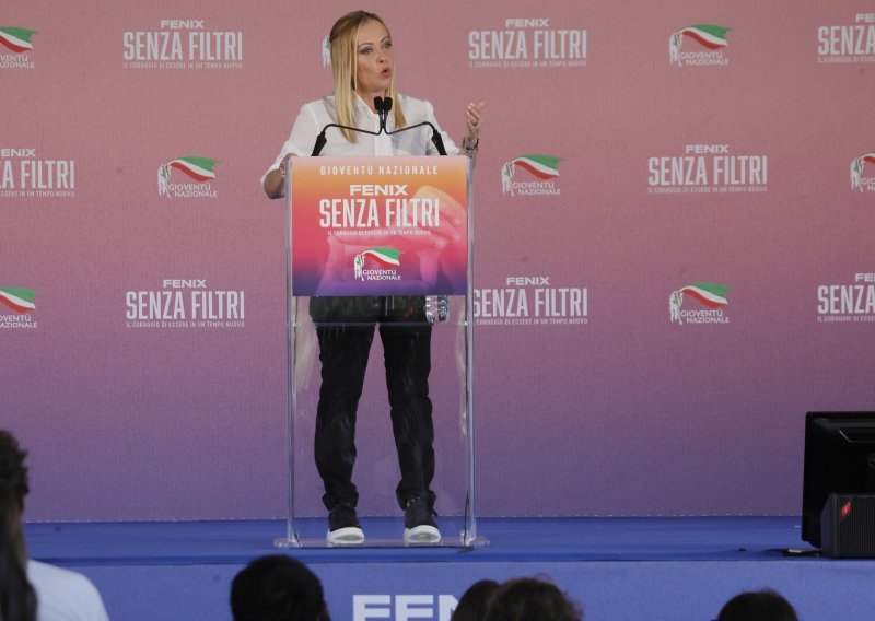 Modni zaokret: U ovakvom izdanju Giorgiu Meloni nismo nikad vidjeli