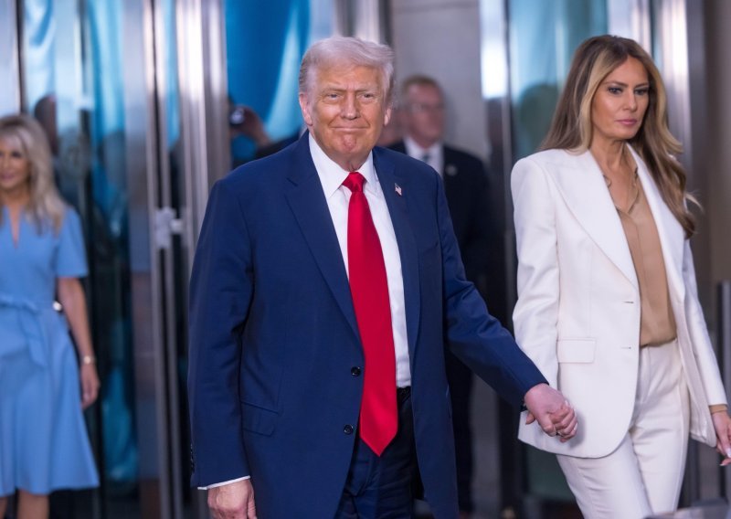 Postao viralni hit: Trump stao na stepenicama, a onda mu je blesimetar otkazao poslušnost