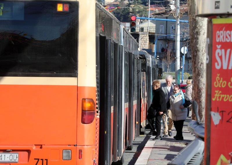 Autotrolej: Autobus udario u stanicu, dječaka zasulo razbijeno staklo
