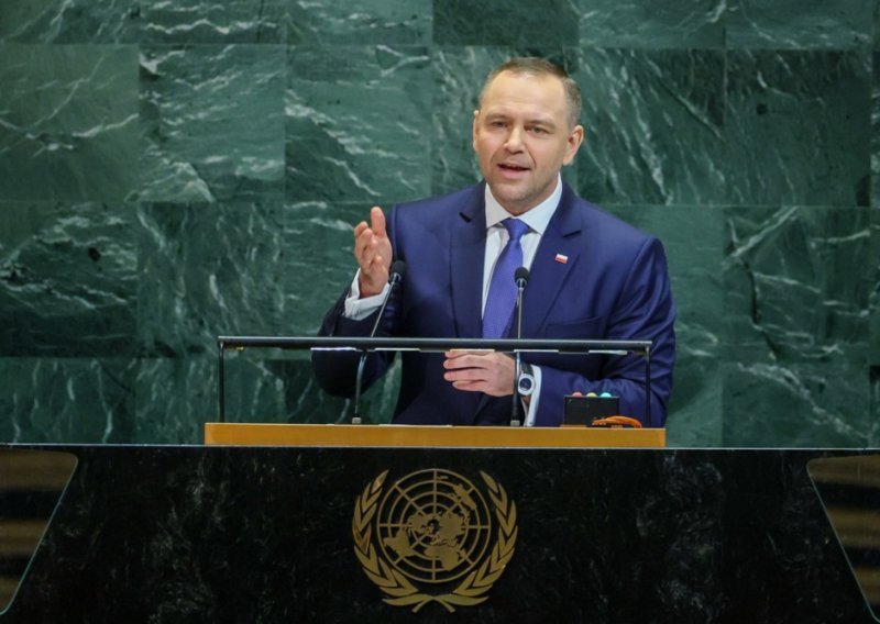 Poljski premijer: Spremni smo braniti svoj teritorij; Trump: Oborite ih!