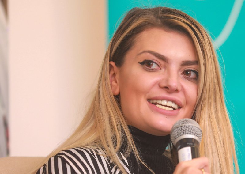 Široka šarenica kao potpis: Zašto Ella Dvornik ne odustaje od megaleća