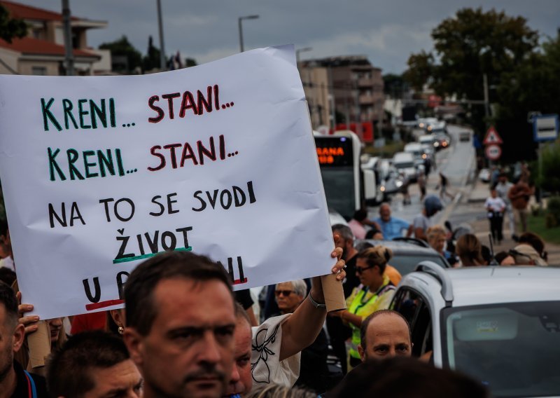 Mještani Podstrane prosvjedovali zbog čestih gužvi na Jadranskoj magistrali: 'Pucamo po šavovima'