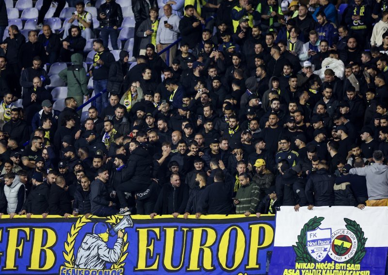 Među Fenerovim navijačima pristalice srpskog kluba, ali i jedan u majici splitskog Hajduka