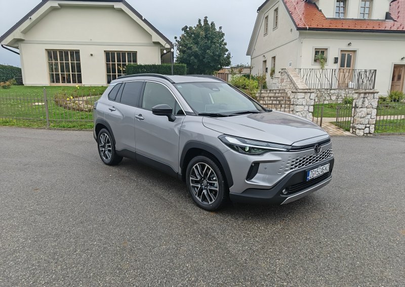 Isprobali smo osvježenu Toyotu Corollu Cross: Puno atraktivniji hibridni obiteljsko-poslovni  SUV