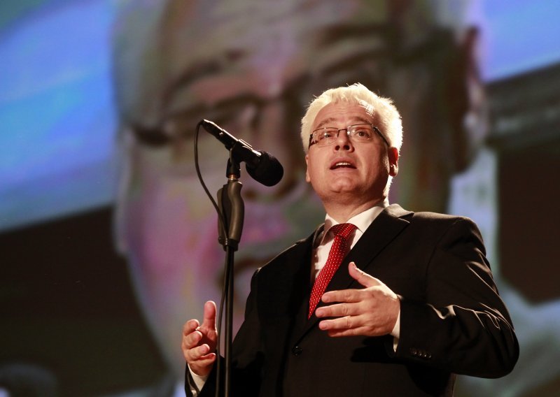 Josipović: Ne može se iz krize jednim potezom