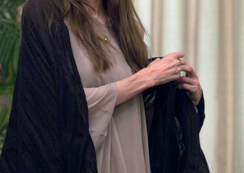 Angelina lijepa i sa strašno mršavim rukama