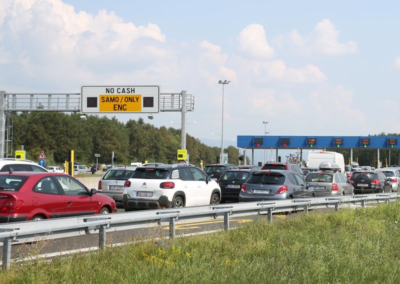 Prometna nesreća kod Zagreba, na autocesti i helikopter - obustavljen promet na Demerju