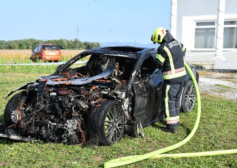 Ugašen požar u Color emajlu, izgorjeli skupocjeni automobili. Objavljene fotografije