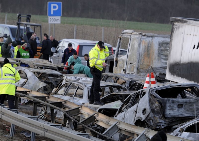 Troje mrtvih, 33 ozlijeđenih u prometnoj nesreći na autocesti