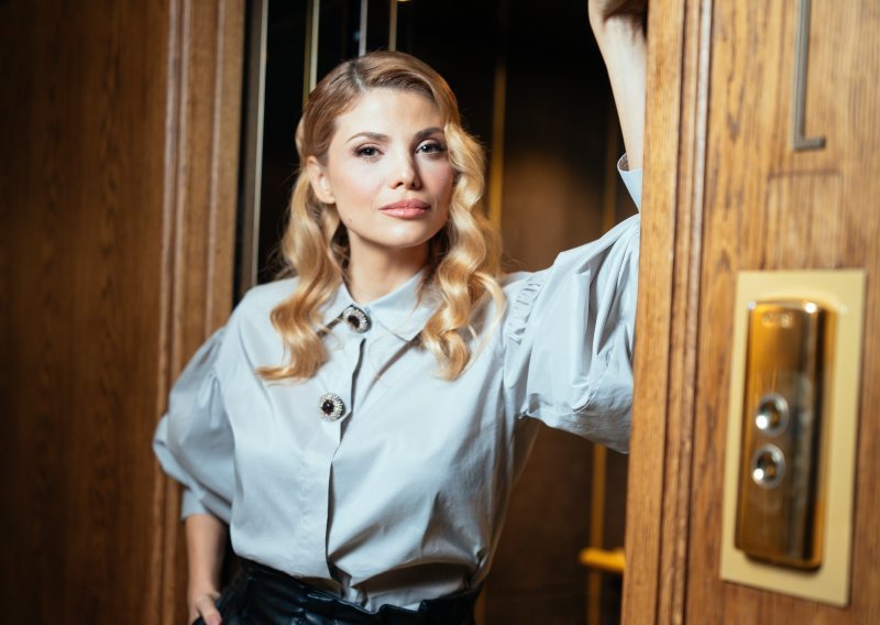 Lejla Filipović ima jednostavan, a tako dobar stajling: Chic haljina i tenisice koje idu uz sve