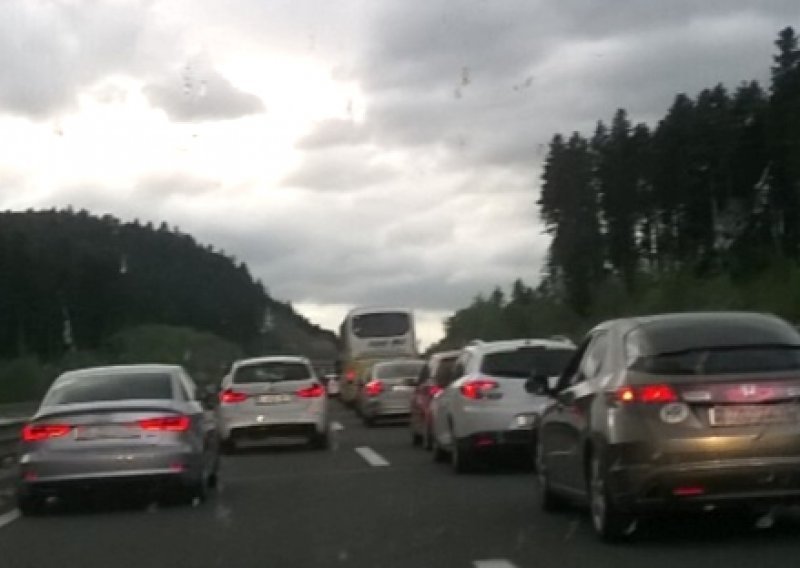 Je li Grčić prošišao kraj kolone zaustavnom trakom? Tvrdi da nije