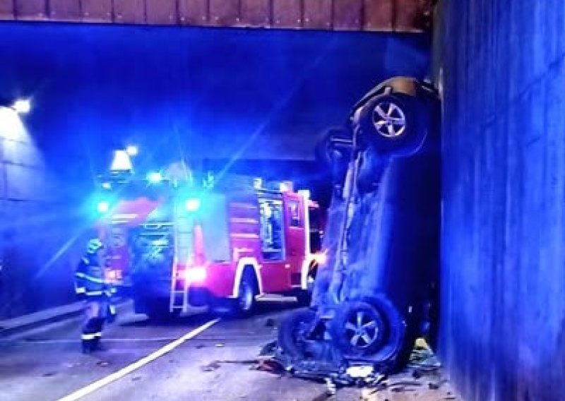 Nevjerojatna scena u Zagrebu: Automobil pao s nadvožnjaka, završio okomito