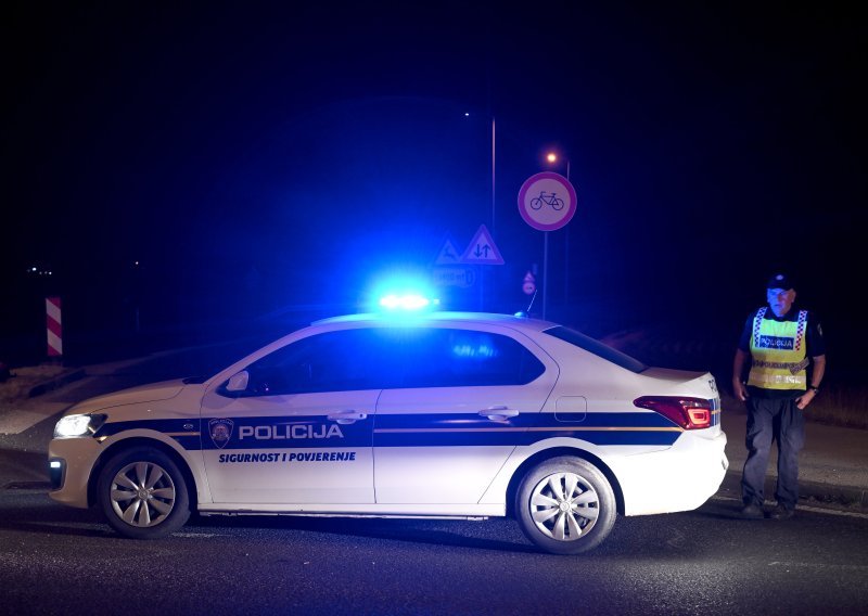 Automobil kod Pakraca sletio u putni kanal: Petero ozlijeđenih