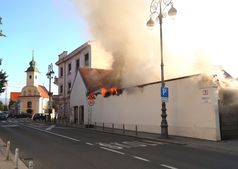 FOTO/VIDEO Požar na Kaptolu, centrom Zagreba odjekivale sirene