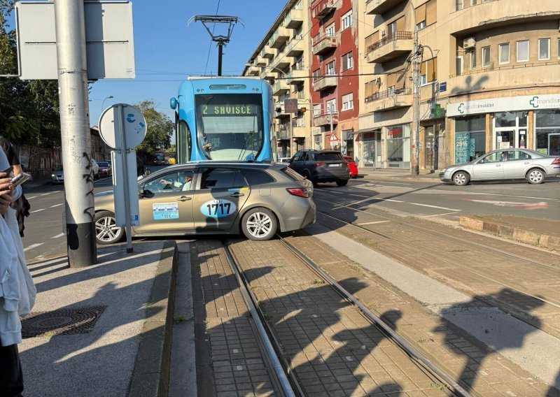 Sudarili se tramvaj i taksi kod Branimirove tržnice: Tramvaji voze zaobilazno