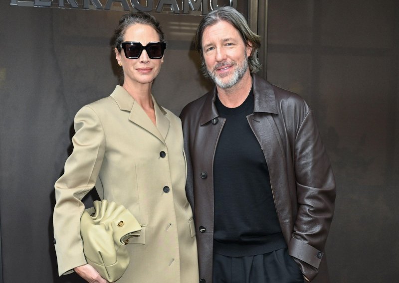 Više ne skrivaju sijede: Christy Turlington sa suprugom ukrala show
