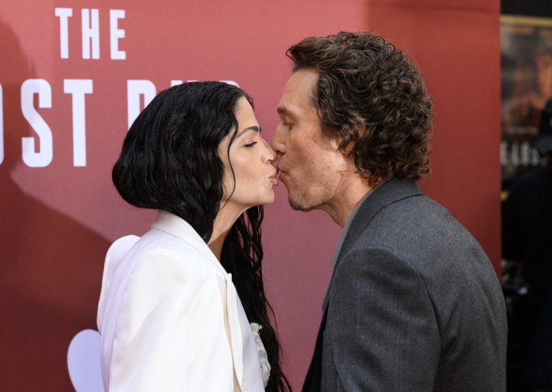 Nije joj odolio: McConaughey na crvenom tepihu 'ukrao' poljubac lijepoj Camili
