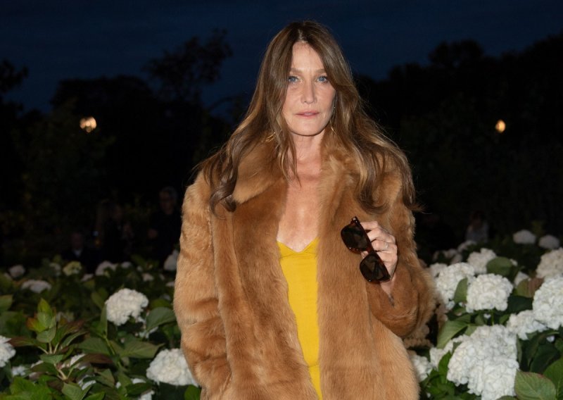 Bivša prva dama se ne skriva: Carla Bruni nabacila širok osmijeh i odličan stajling