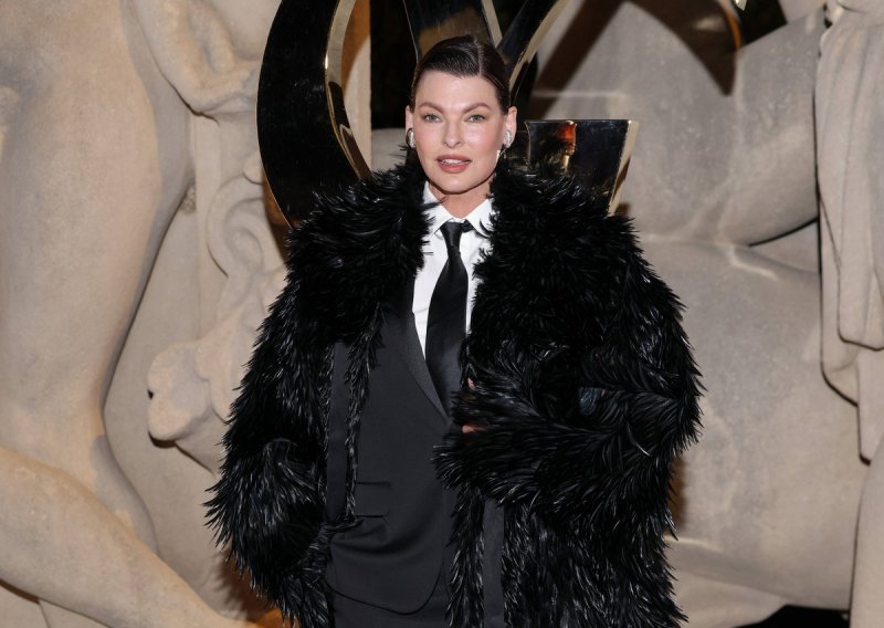 Kakav kaput, a tek čizme: Linda Evangelista ukrala show  efektnim komadima