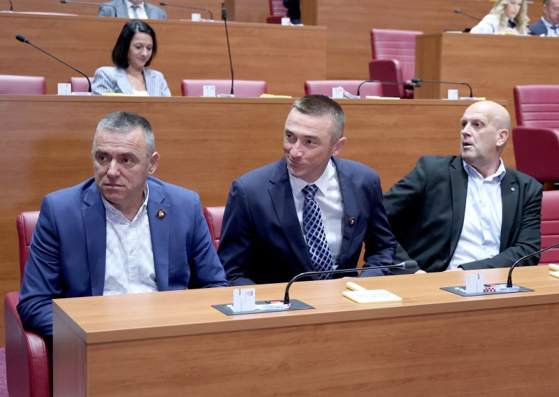 'Karte seksalice' užarile sjednicu Sabora, Mlinarić: Recite svojim bubnjarima nek' odu kod Hamasa