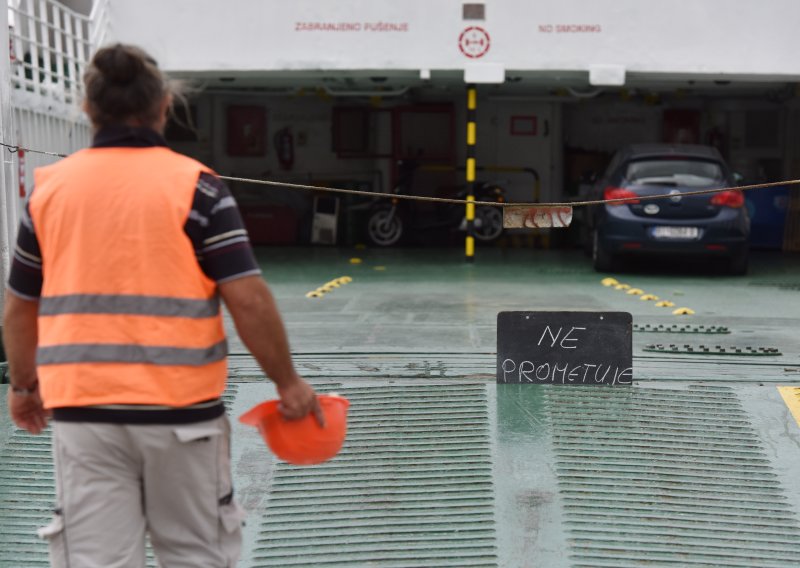 Bura stvara probleme u prometu: Na snazi zabrane, mogući su i odroni