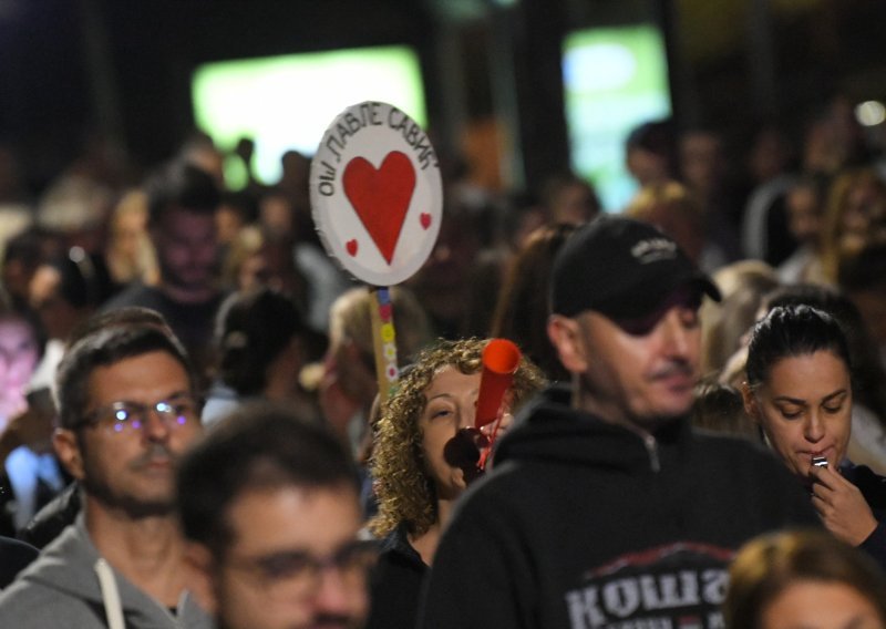 Tisuće ljudi u srbijanskim gradovima u mimohodima za žrtve novosadske tragedije