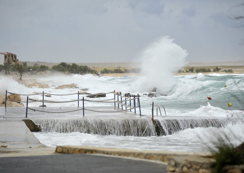 Crveni meteoalarm: Najavljena orkanska bura i prve pahulje snijega. Uskoro novo zatopljenje