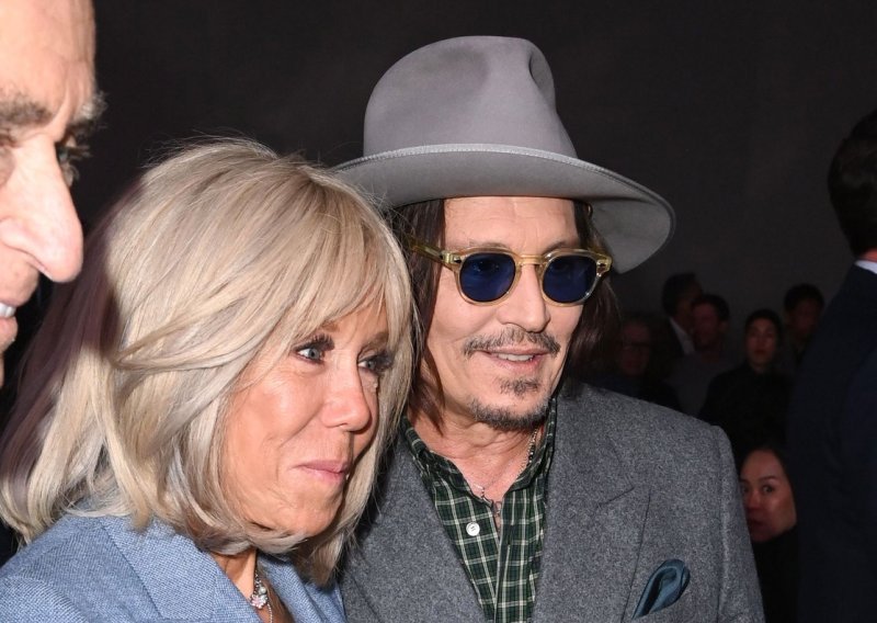 Dok je Francuzi kritiziraju, Brigitte Macron obilazi revije i fotka se s Johnnyjem Deppom