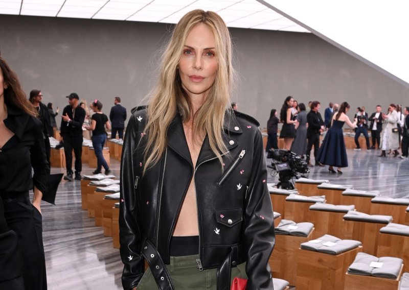 Charlize Theron izazvala senzaciju s novom frizurom, a ispod kožne jakne ne nosi ništa