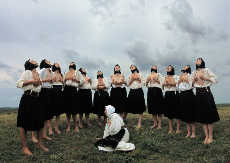 Balkanski erotski ep: Titov sprovod, penisi i orgije u performansu Marine Abramović