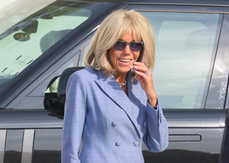 Brigitte Macron iznenadila trapericama, modelom za koji se vjerovalo da je izašao iz mode
