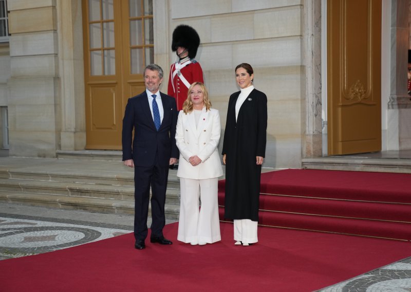 Modni dvoboj: Giorgia Meloni u elegantnom bijelom odijelu zasjenila i kraljicu