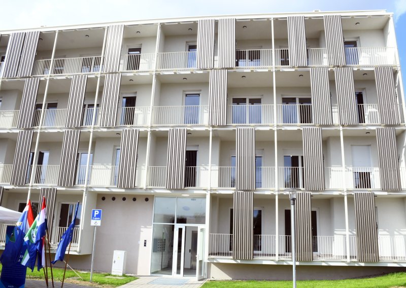 U Kutini i Sisku uručeni ključevi 38 stanova, Bačić: Ovaj model ćemo proširiti na cijelu zemlju