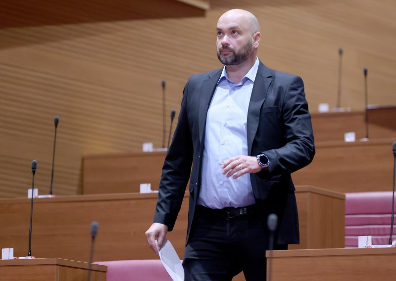 Saborski zastupnik održao minutu šutnje preminulima bez inkluzivnog dodatka: 'Zakona se treba držati'