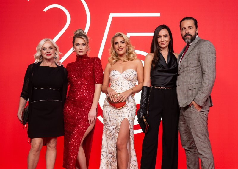 Gala spektakl: Provirite na crveni tepih proslave 25 godina Nove TV, nema koga nije bilo