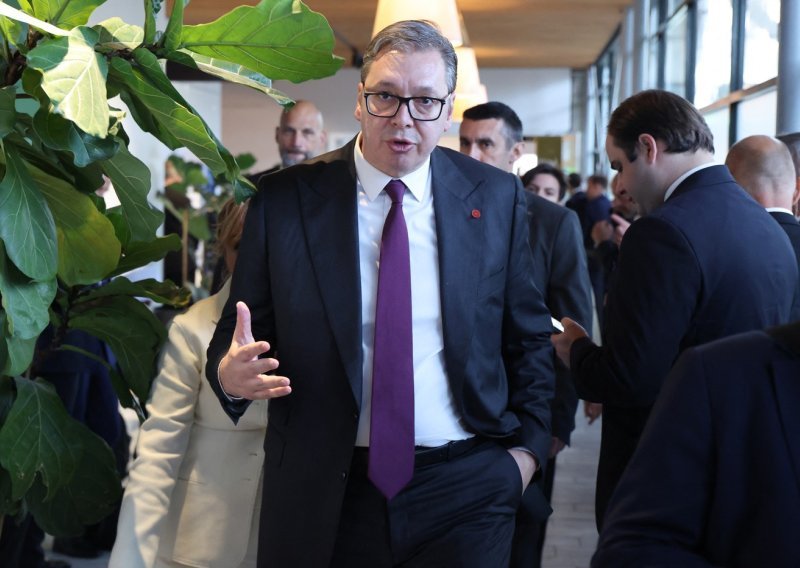 [VIDEO] Koja blamaža! Vučićev show sa stolicom zabavlja društvene mreže