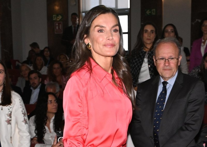 Kraljica Letizia iz ormara je izvukla jedan od najupečatljivijih stajlinga i dodala hit cipele