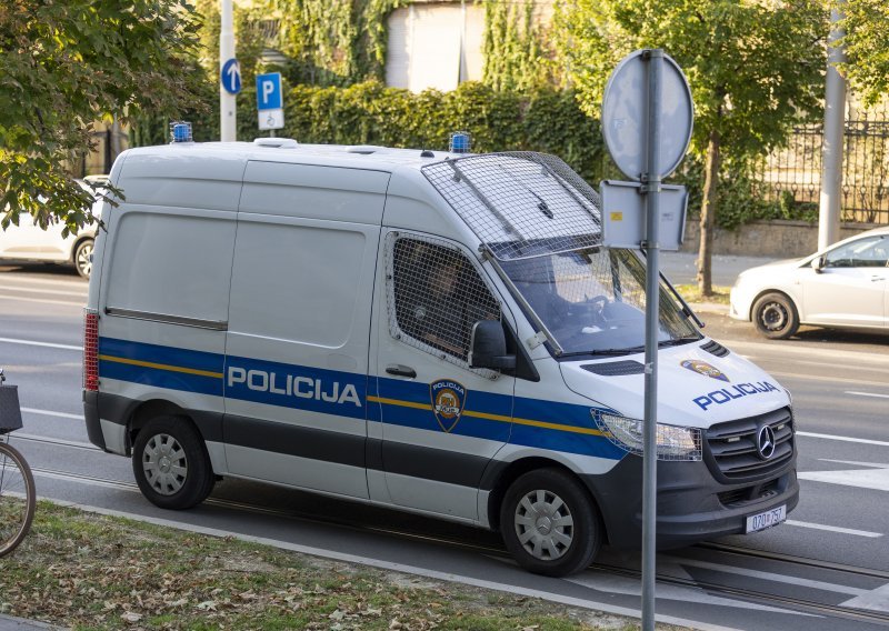 Dok su četvorica tukla dječaka ispred škole, djevojka je snimala: Policija privela nasilnike