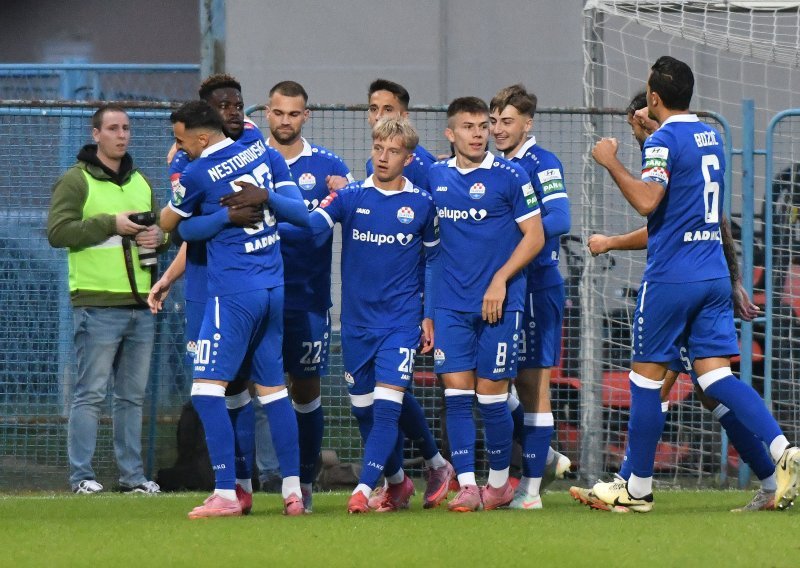 Slaven u rijetko viđenoj utakmici slomio Osijek. Pogledajte golove i isključenje Nestorovskog