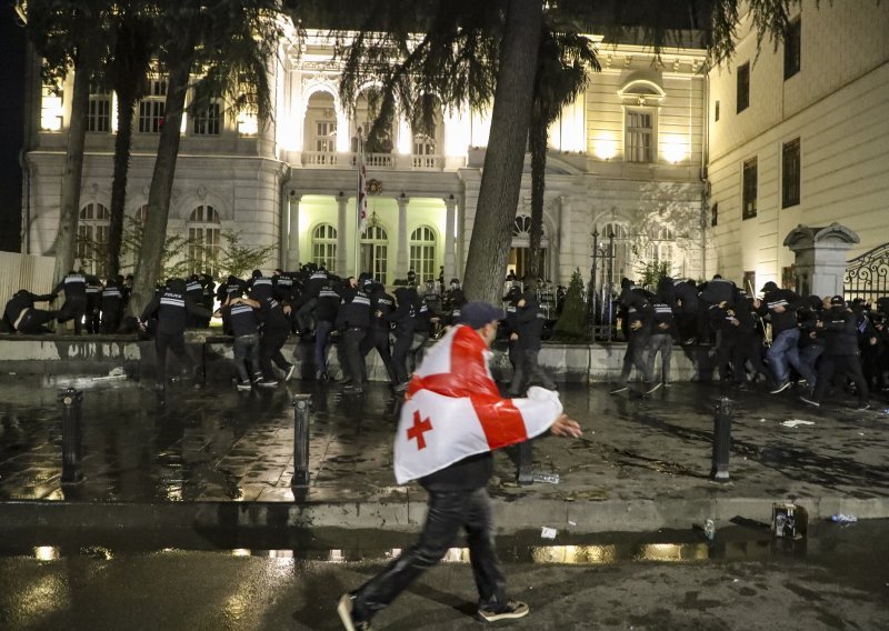 Interventna policija rasturila prosvjede na dan lokalnih izbora u Gruziji
